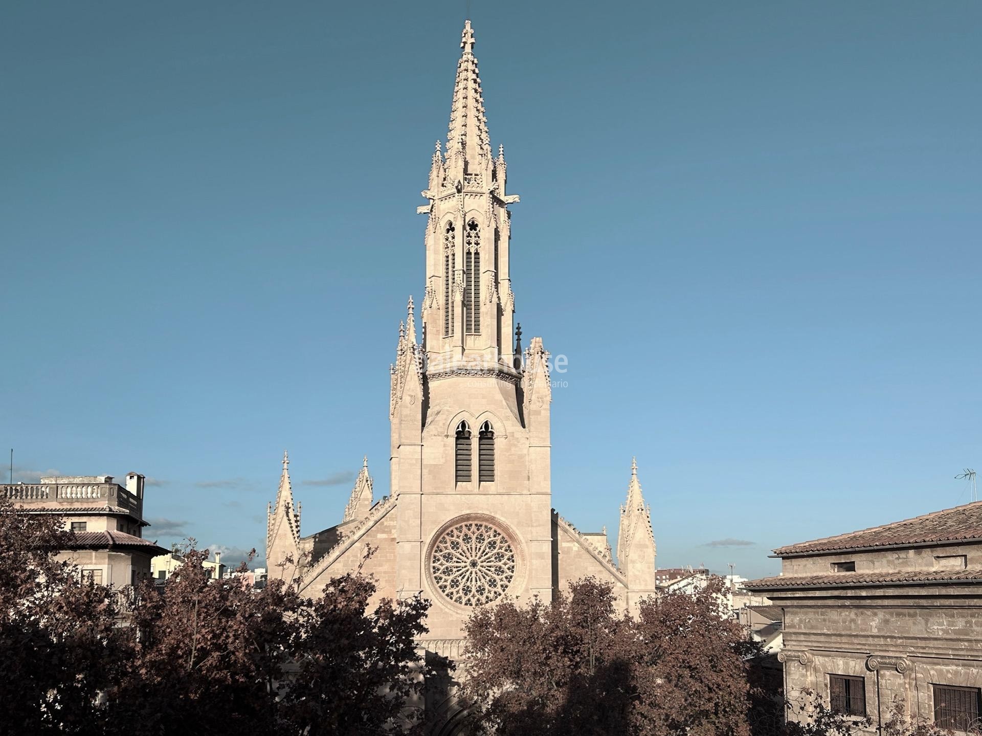 Exclusivo Piso en el Centro Histórico de Palma, Reformado y Amueblado con Terraza y Preciosas Vistas a la Catedral y al Mar.