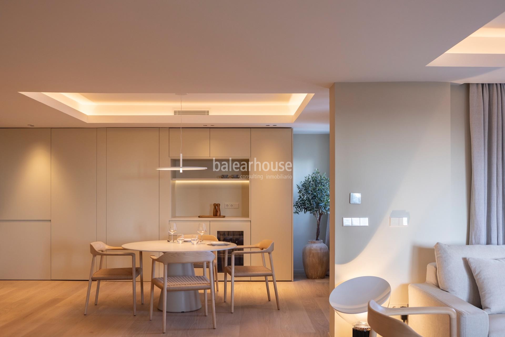 Exclusivo Piso en el Centro Histórico de Palma, Reformado y Amueblado con Terraza y Preciosas Vistas a la Catedral y al Mar.