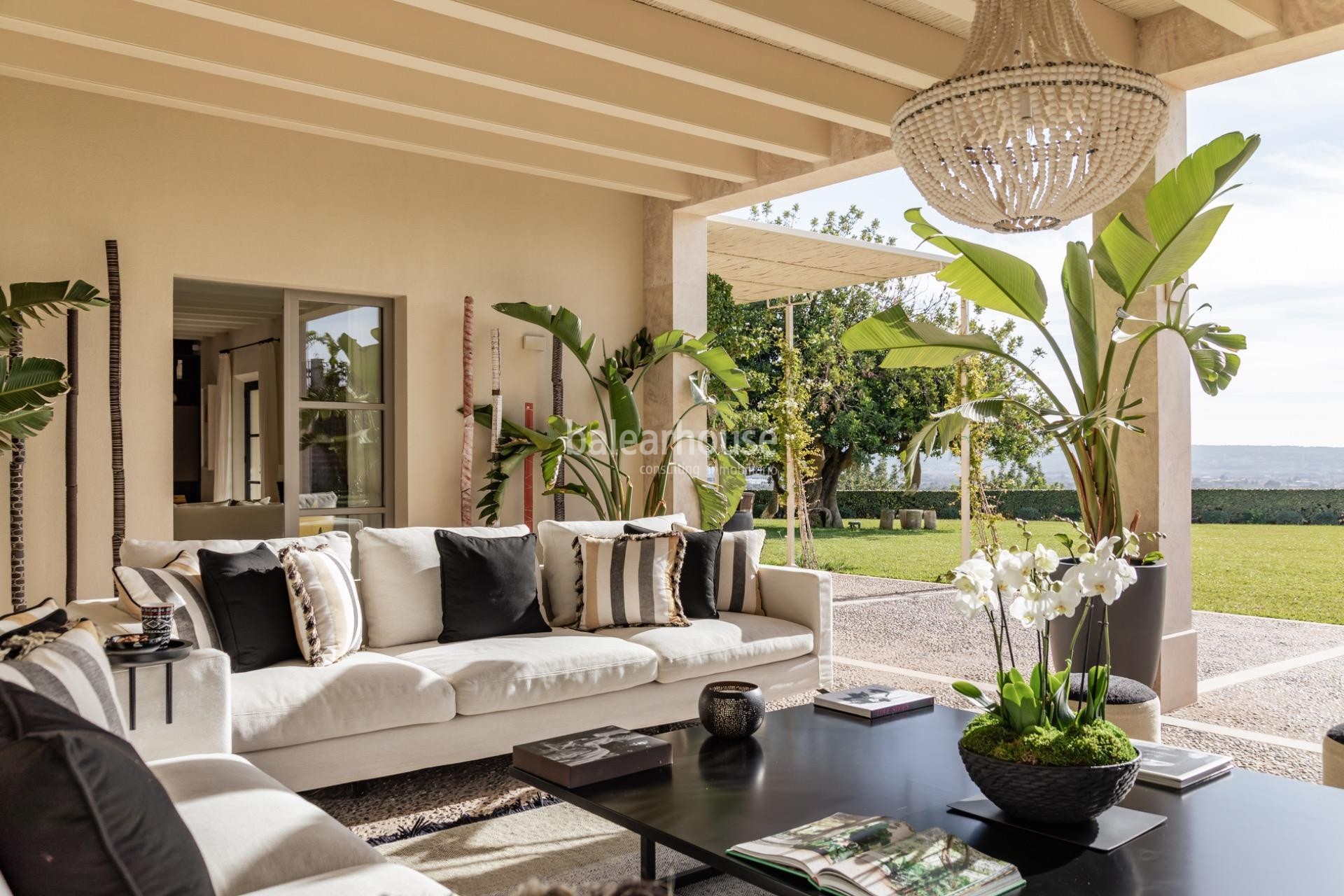 Elegante finca privada rodeada de naturaleza con amplios espacios, piscina y zonas de bienestar