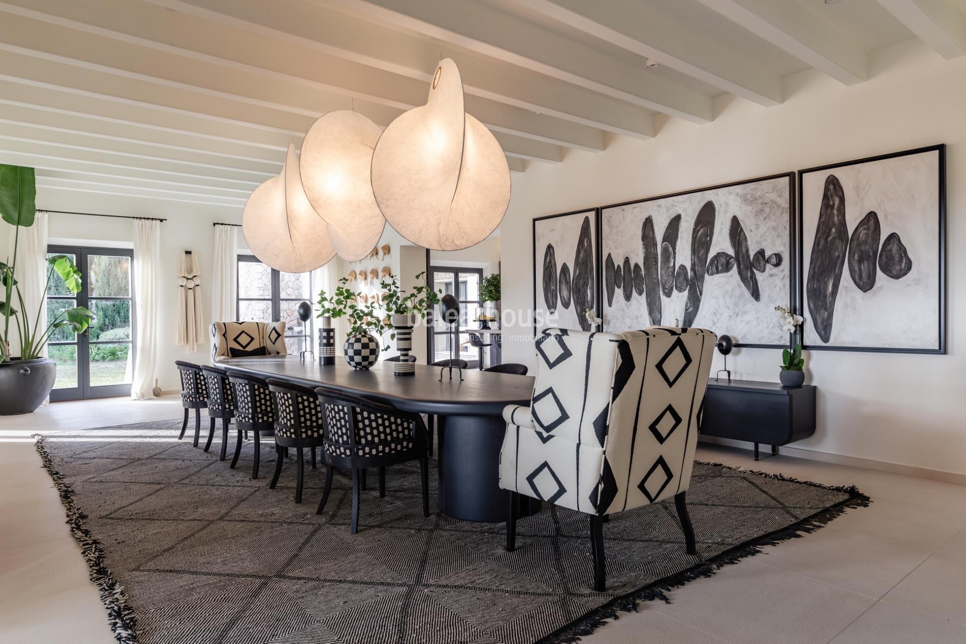 Elegante finca privada rodeada de naturaleza con amplios espacios, piscina y zonas de bienestar