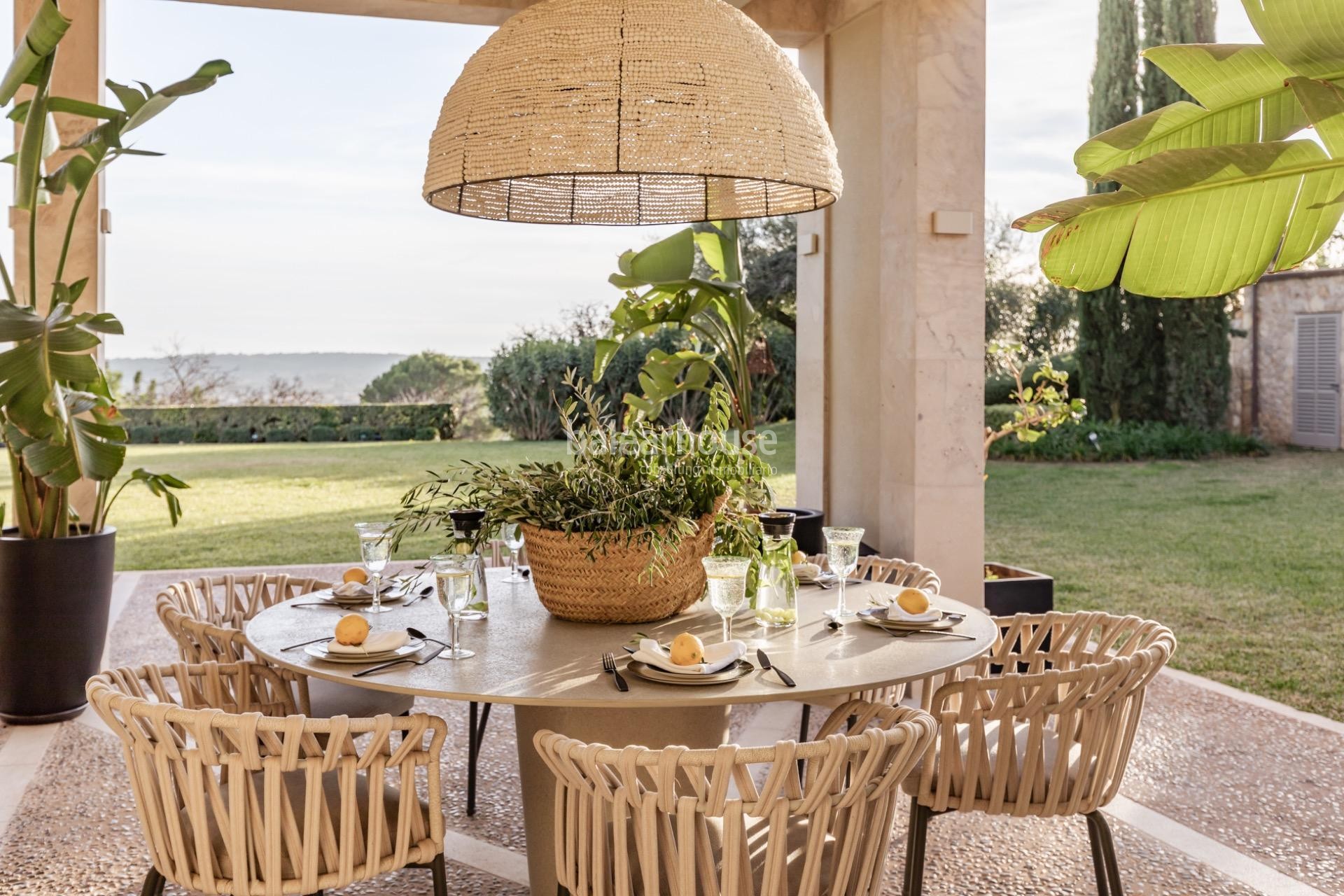 Elegante finca privada rodeada de naturaleza con amplios espacios, piscina y zonas de bienestar