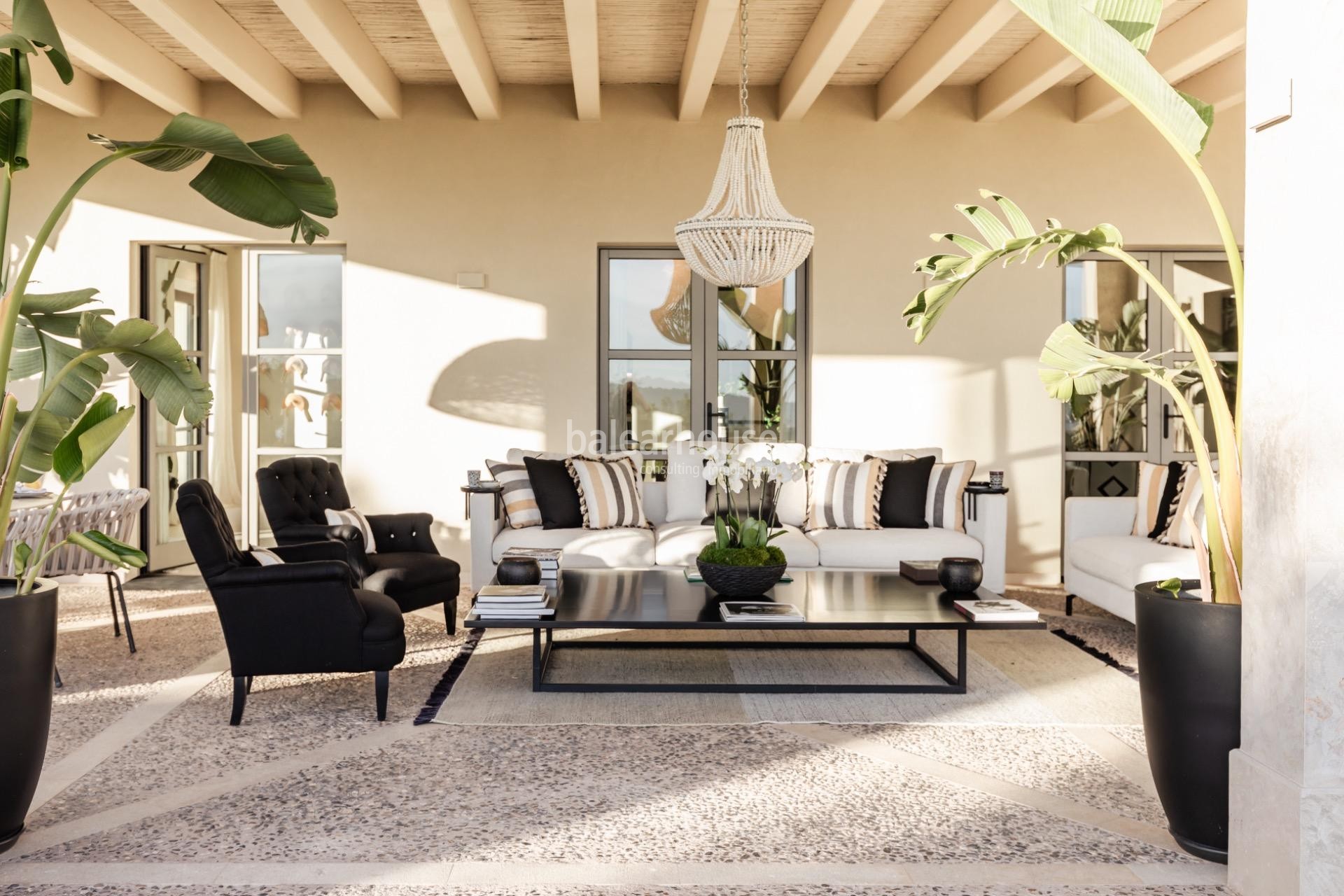 Elegante finca privada rodeada de naturaleza con amplios espacios, piscina y zonas de bienestar