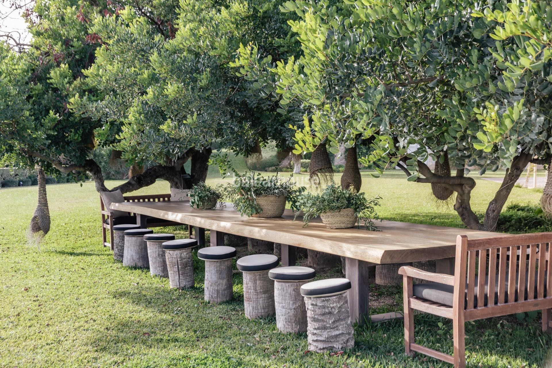 Elegante finca privada rodeada de naturaleza con amplios espacios, piscina y zonas de bienestar