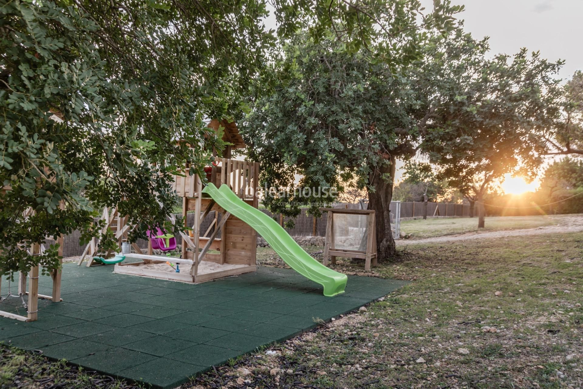 Elegante finca privada rodeada de naturaleza con amplios espacios, piscina y zonas de bienestar