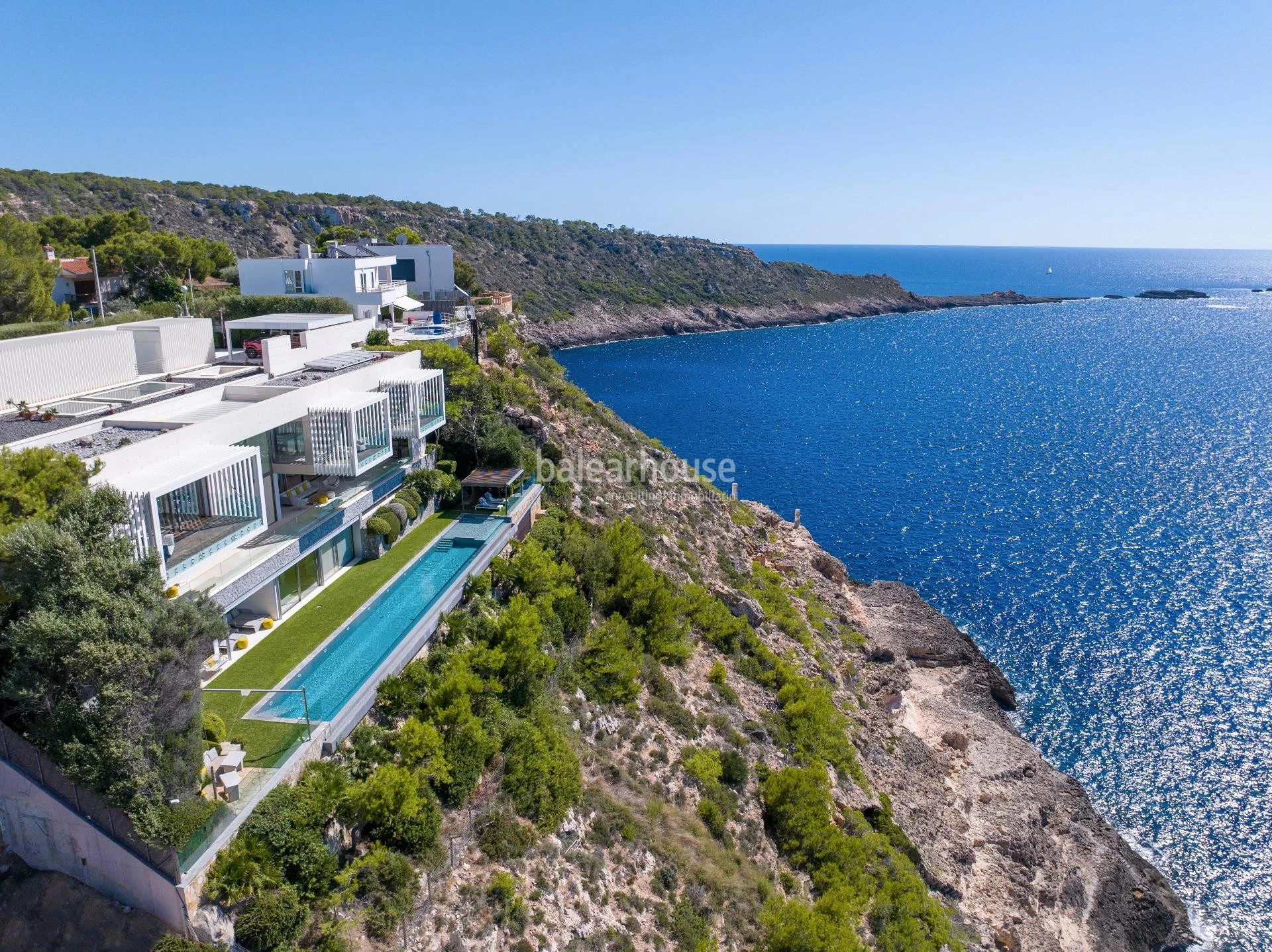 Arquitectura contemporánea en primera línea de Port Adriano con vistas panorámicas al mar