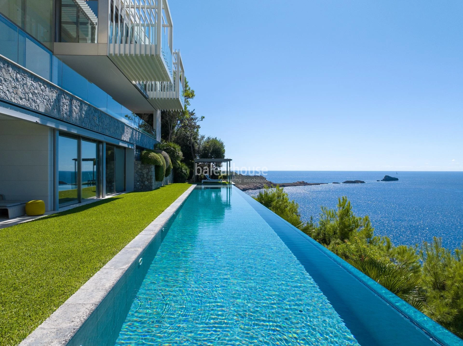 Arquitectura contemporánea en primera línea de Port Adriano con vistas panorámicas al mar