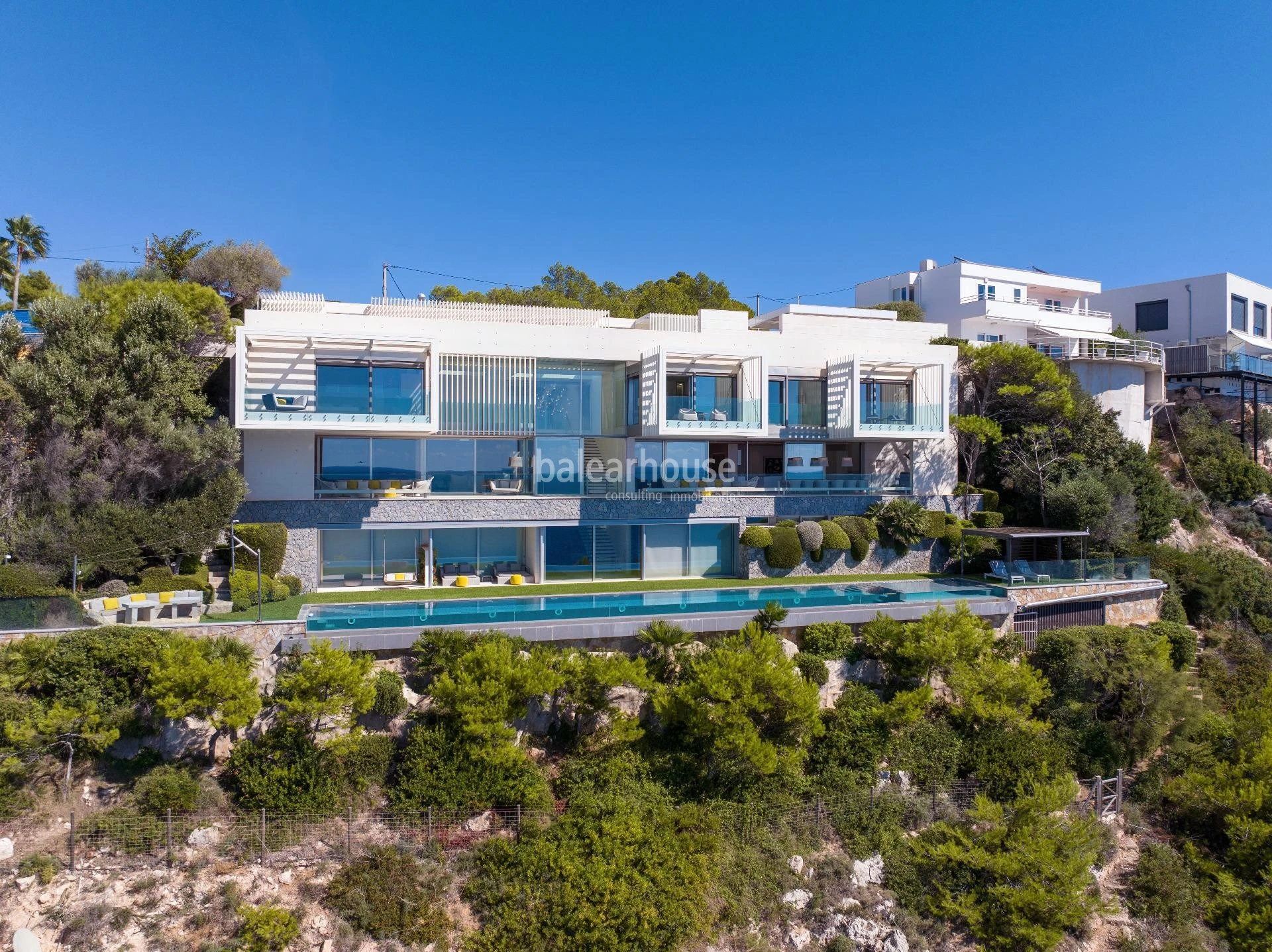 Arquitectura contemporánea en primera línea de Port Adriano con vistas panorámicas al mar