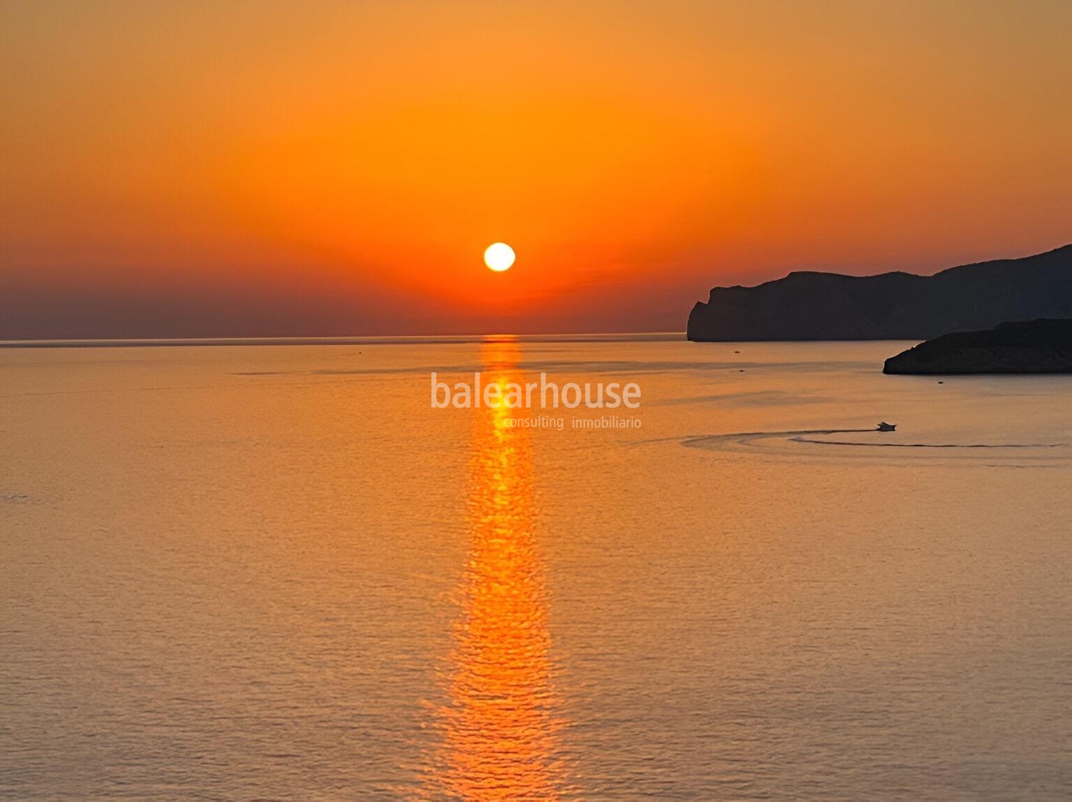 Zeitgenössische Architektur in erster Linie am Port Adriano mit Panoramablick auf das Meer