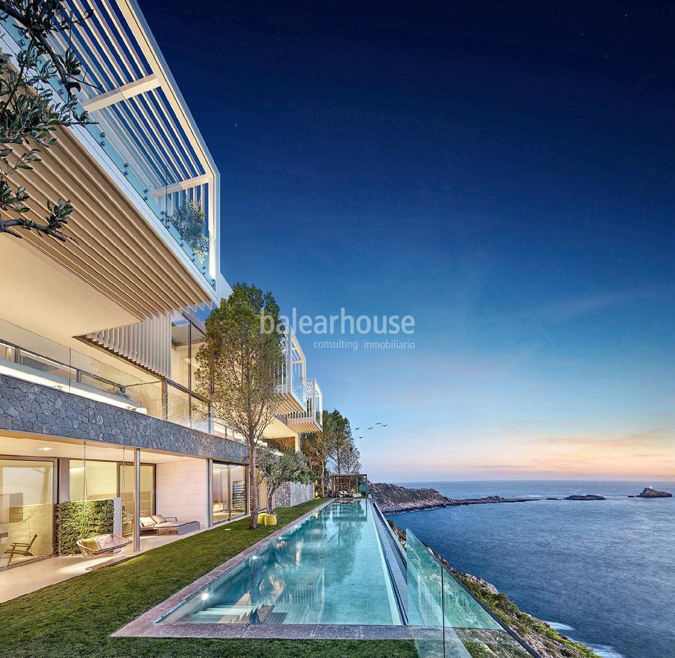 Zeitgenössische Architektur in erster Linie am Port Adriano mit Panoramablick auf das Meer