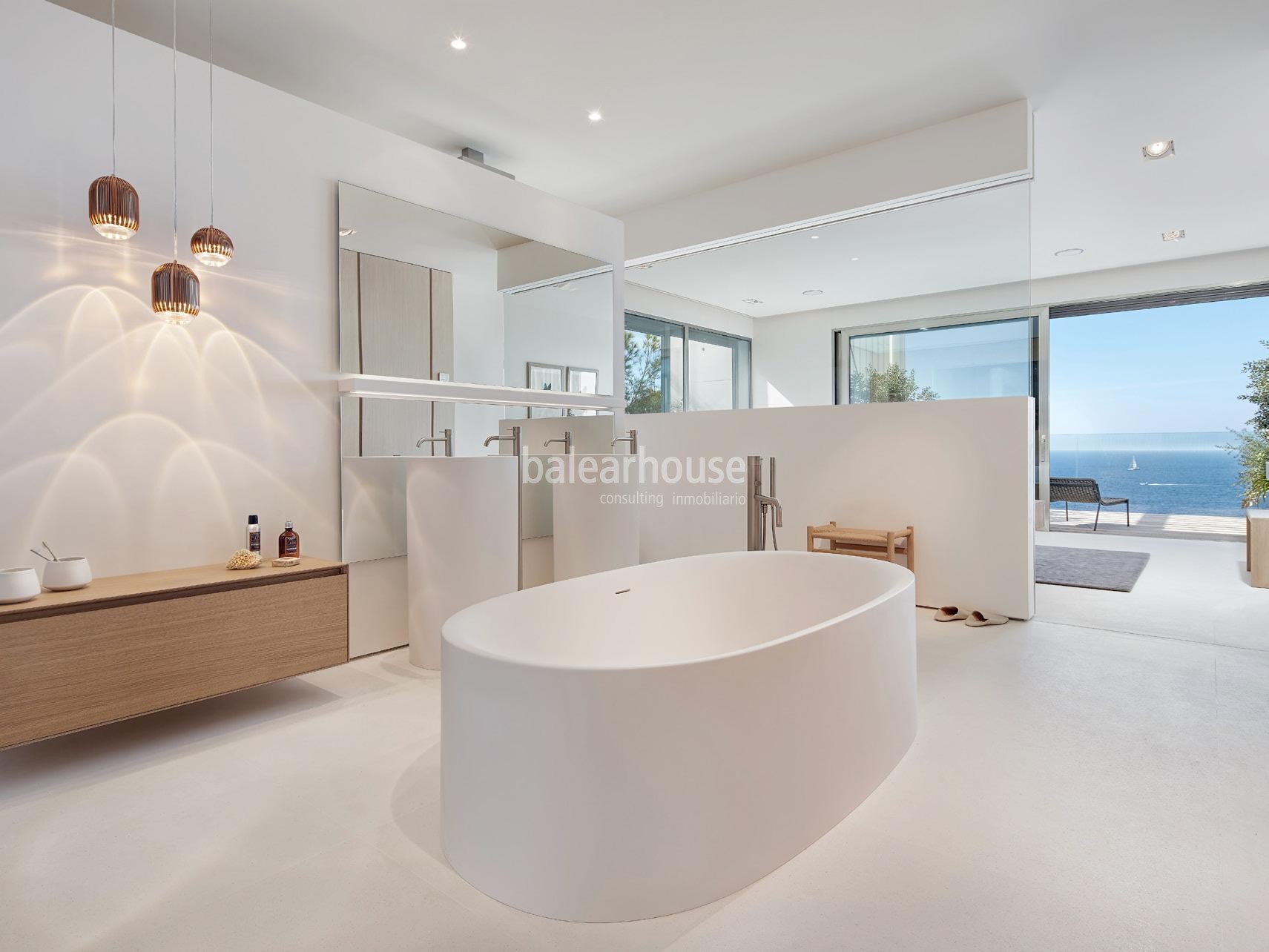 Zeitgenössische Architektur in erster Linie am Port Adriano mit Panoramablick auf das Meer