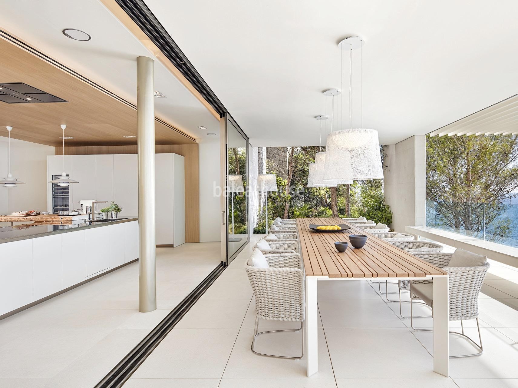 Zeitgenössische Architektur in erster Linie am Port Adriano mit Panoramablick auf das Meer