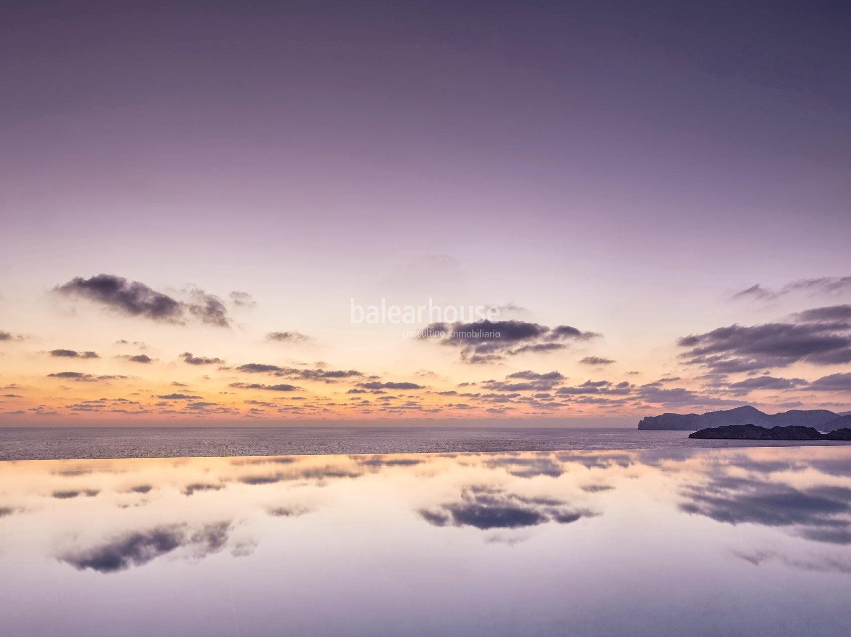 Zeitgenössische Architektur in erster Linie am Port Adriano mit Panoramablick auf das Meer