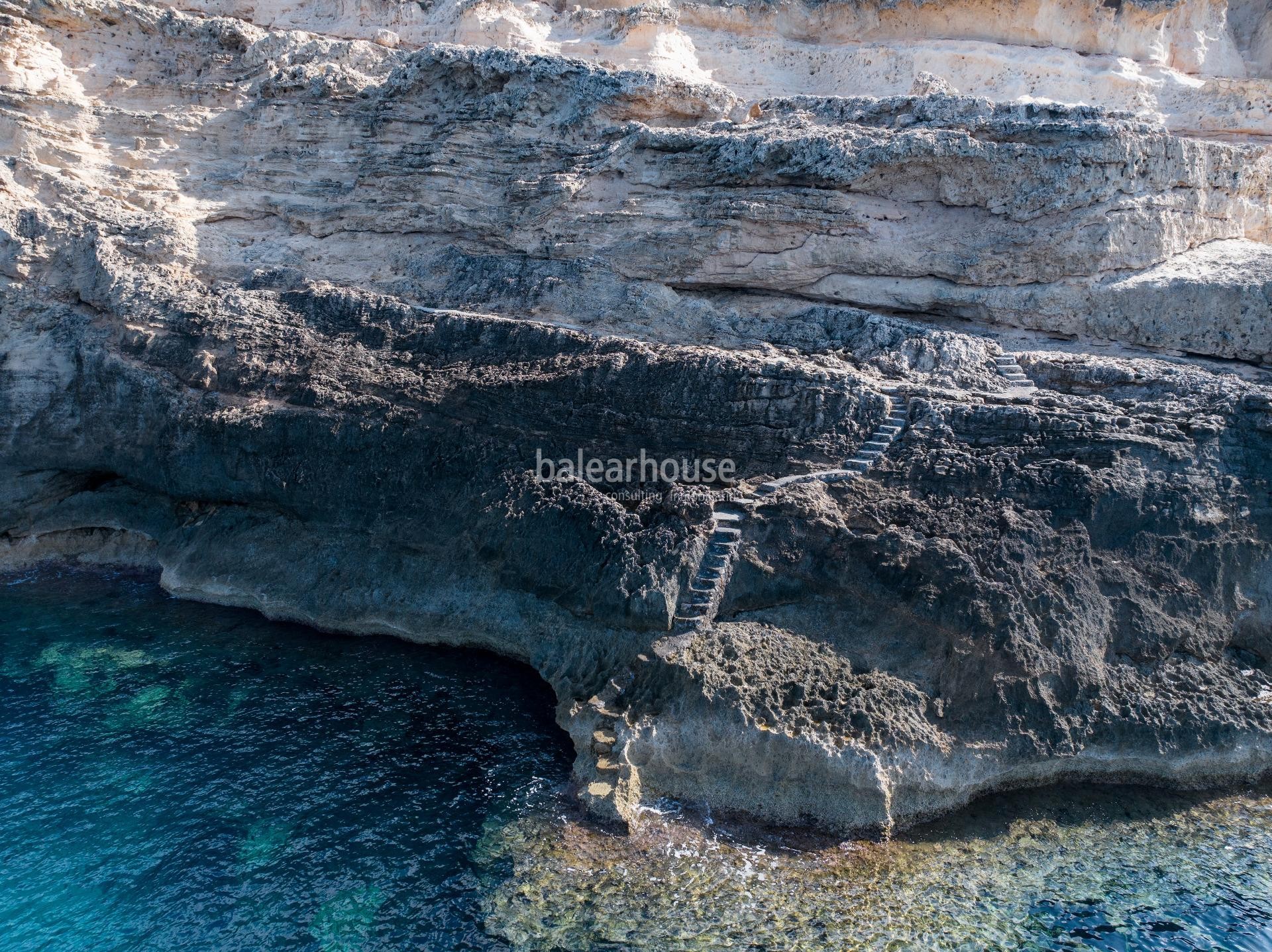 Zeitgenössische Architektur in erster Linie am Port Adriano mit Panoramablick auf das Meer