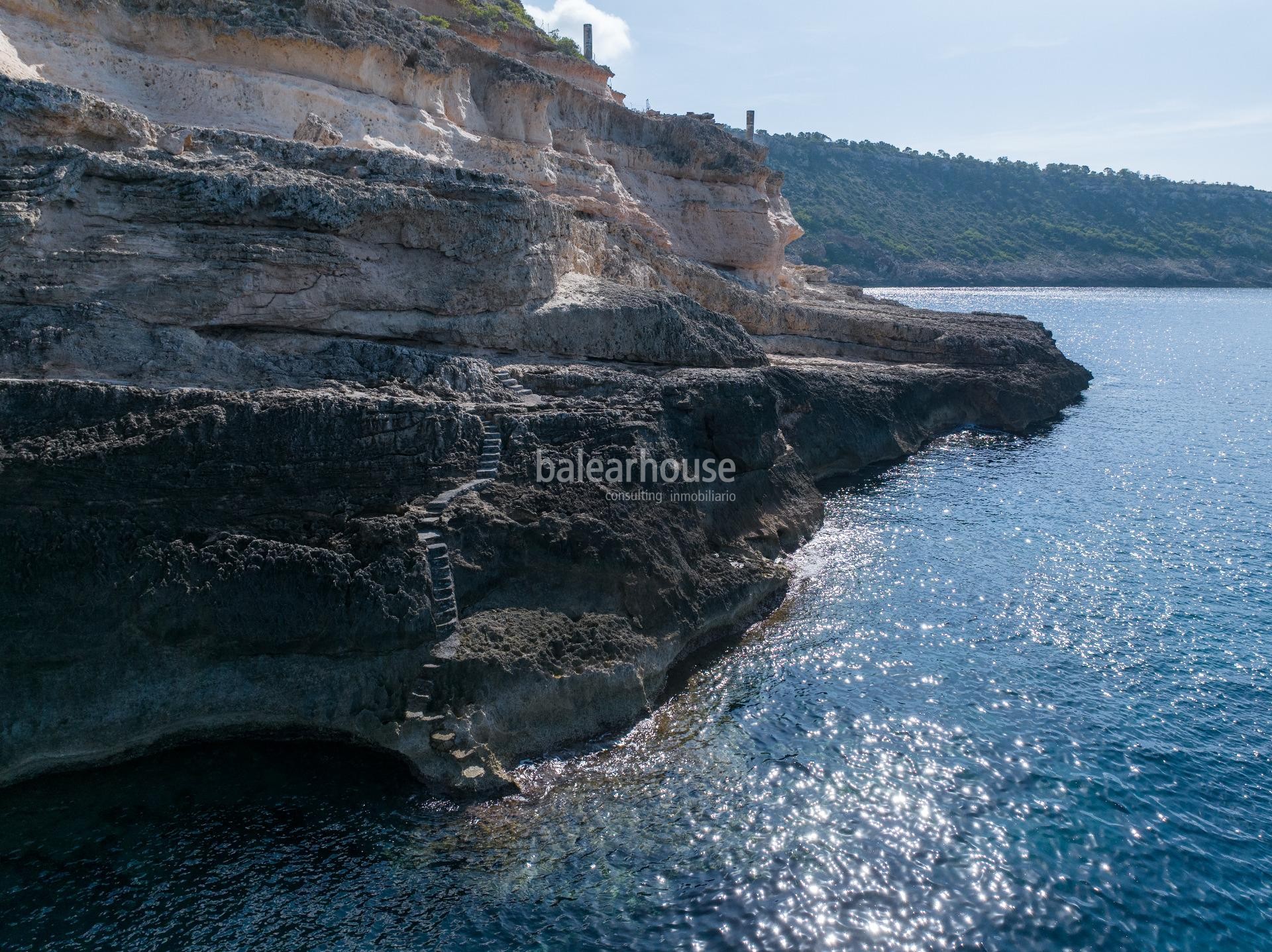 Zeitgenössische Architektur in erster Linie am Port Adriano mit Panoramablick auf das Meer