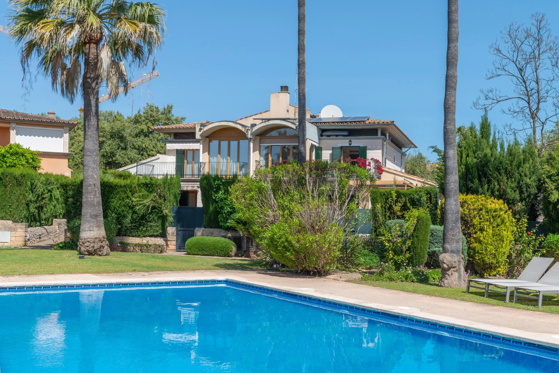 Moderno diseño mediterráneo con espacios llenos de luz y amplio jardín en el pulmón verde de Palma.