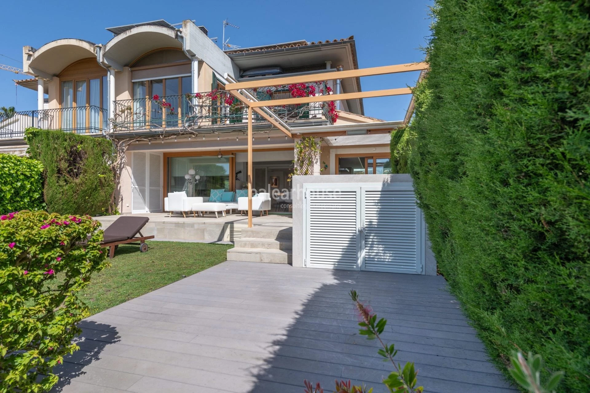 Modernes mediterranes Design mit lichtdurchfluteten Räumen und großem Garten im grünen Herzen Palmas