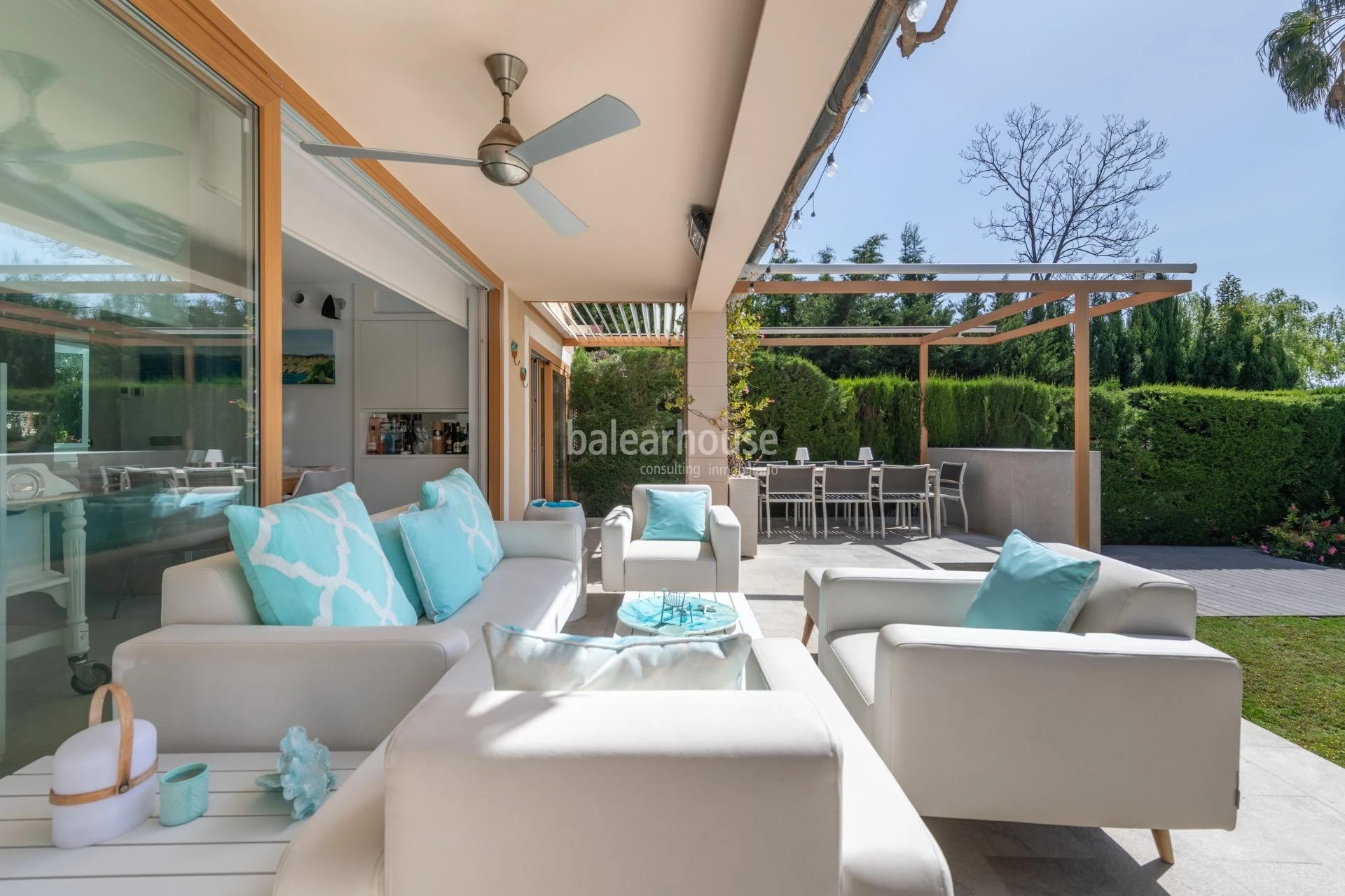 Modernes mediterranes Design mit lichtdurchfluteten Räumen und großem Garten im grünen Herzen Palmas