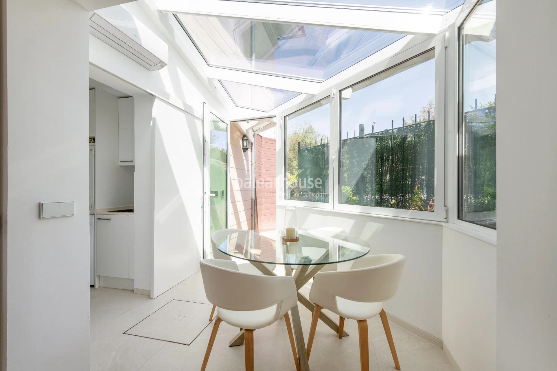Modernes mediterranes Design mit lichtdurchfluteten Räumen und großem Garten im grünen Herzen Palmas