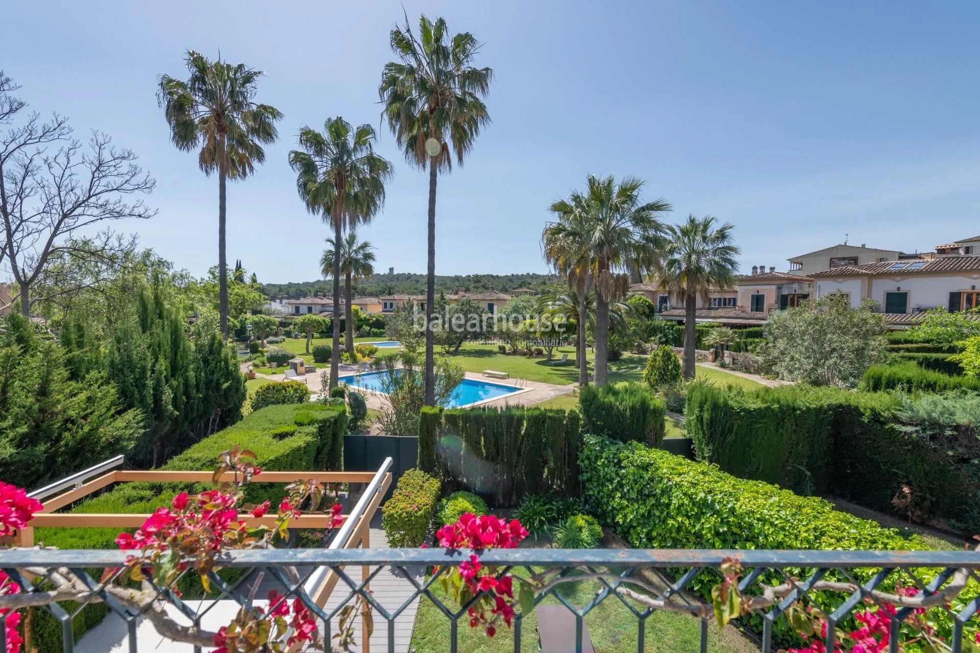 Modernes mediterranes Design mit lichtdurchfluteten Räumen und großem Garten im grünen Herzen Palmas