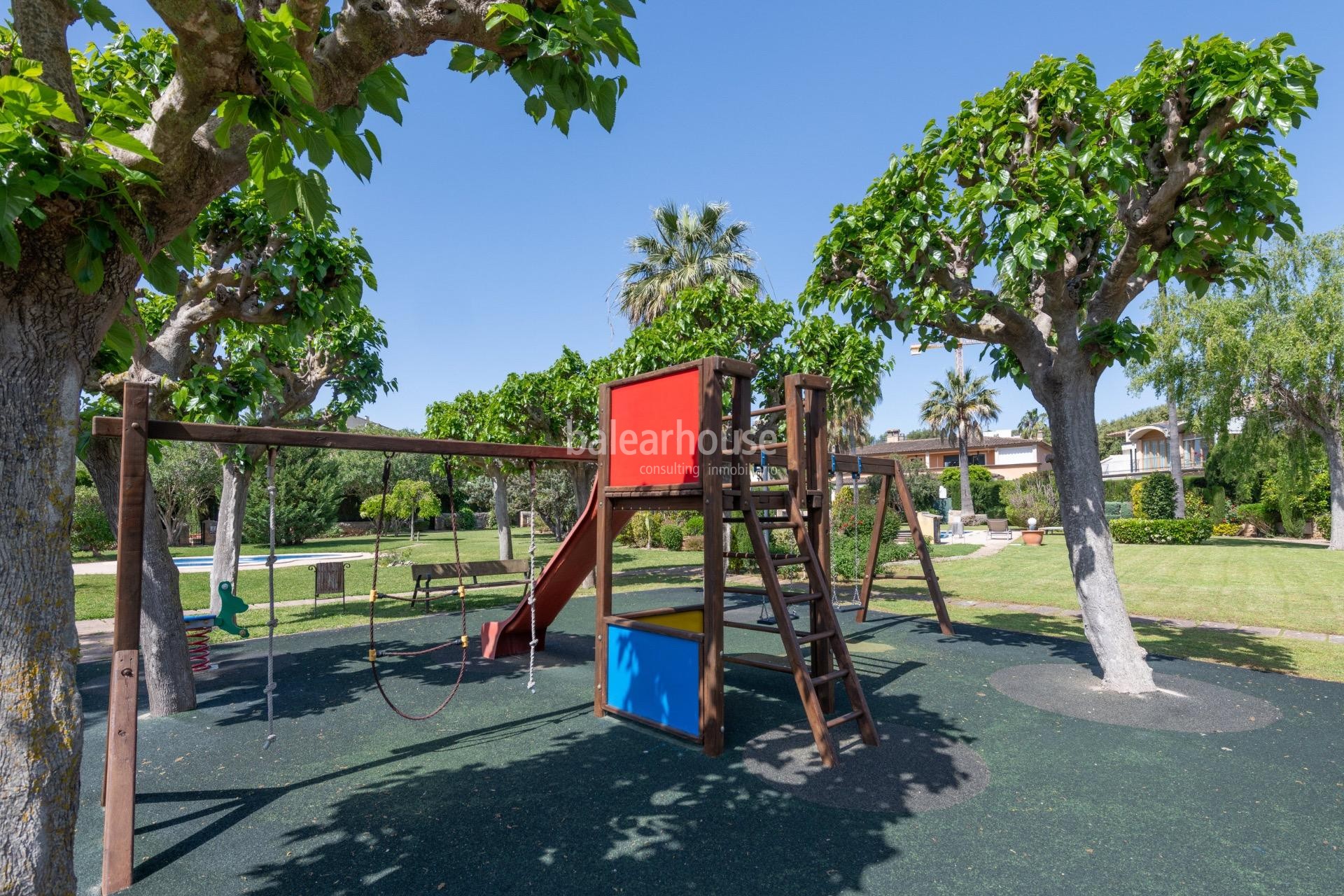 Modern Mediterranean design with light-filled spaces and a spacious garden in Palma’s green heart