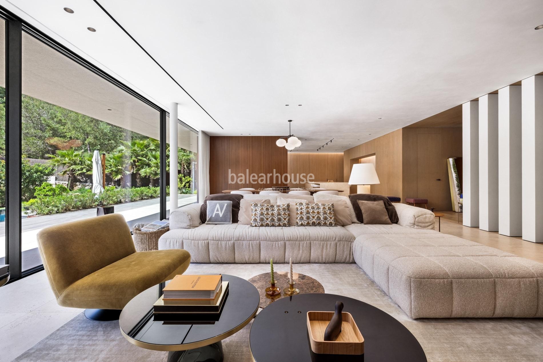 Diseño contemporáneo y conexión con el exterior en el entorno natural de Son Vida