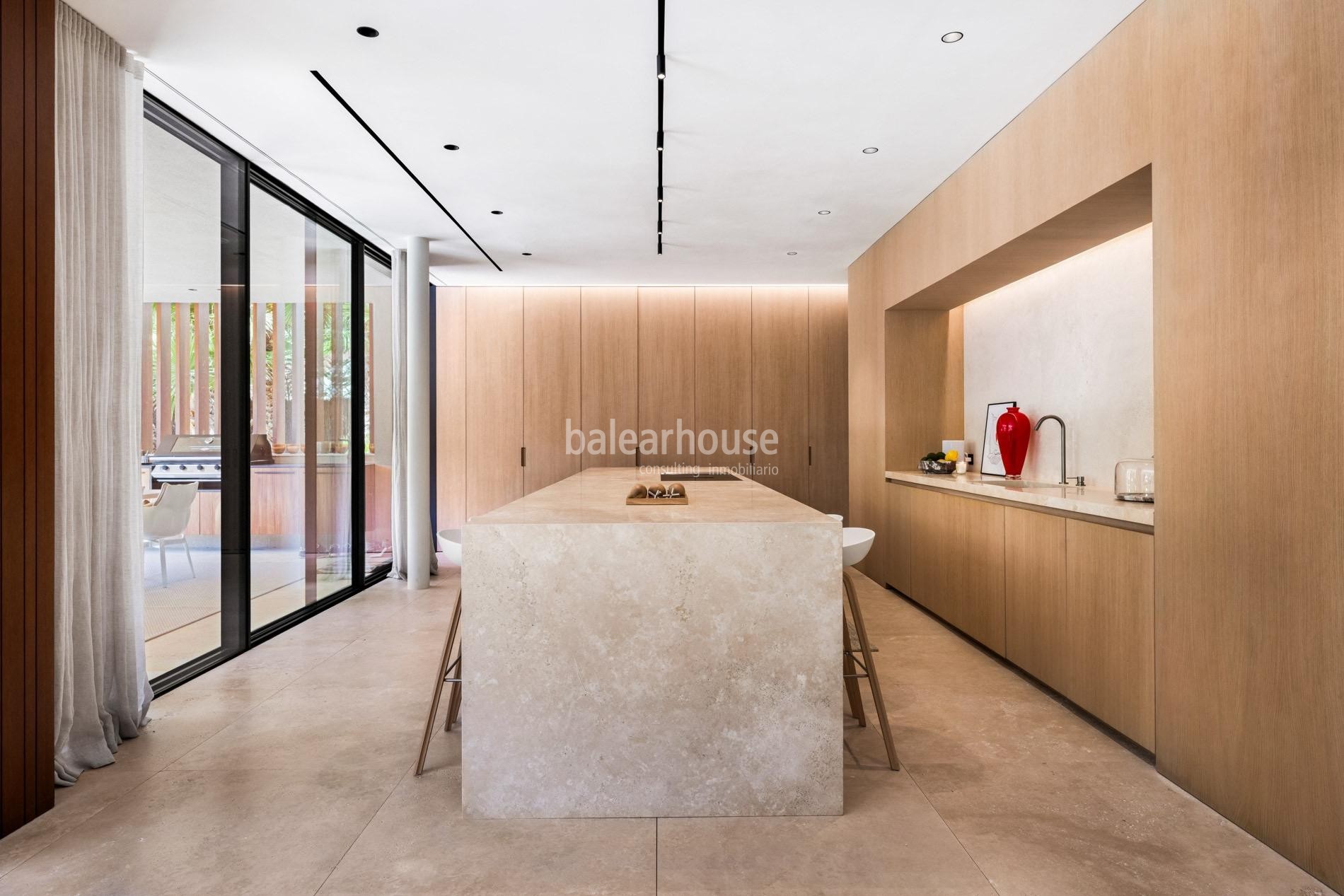 Diseño contemporáneo y conexión con el exterior en el entorno natural de Son Vida