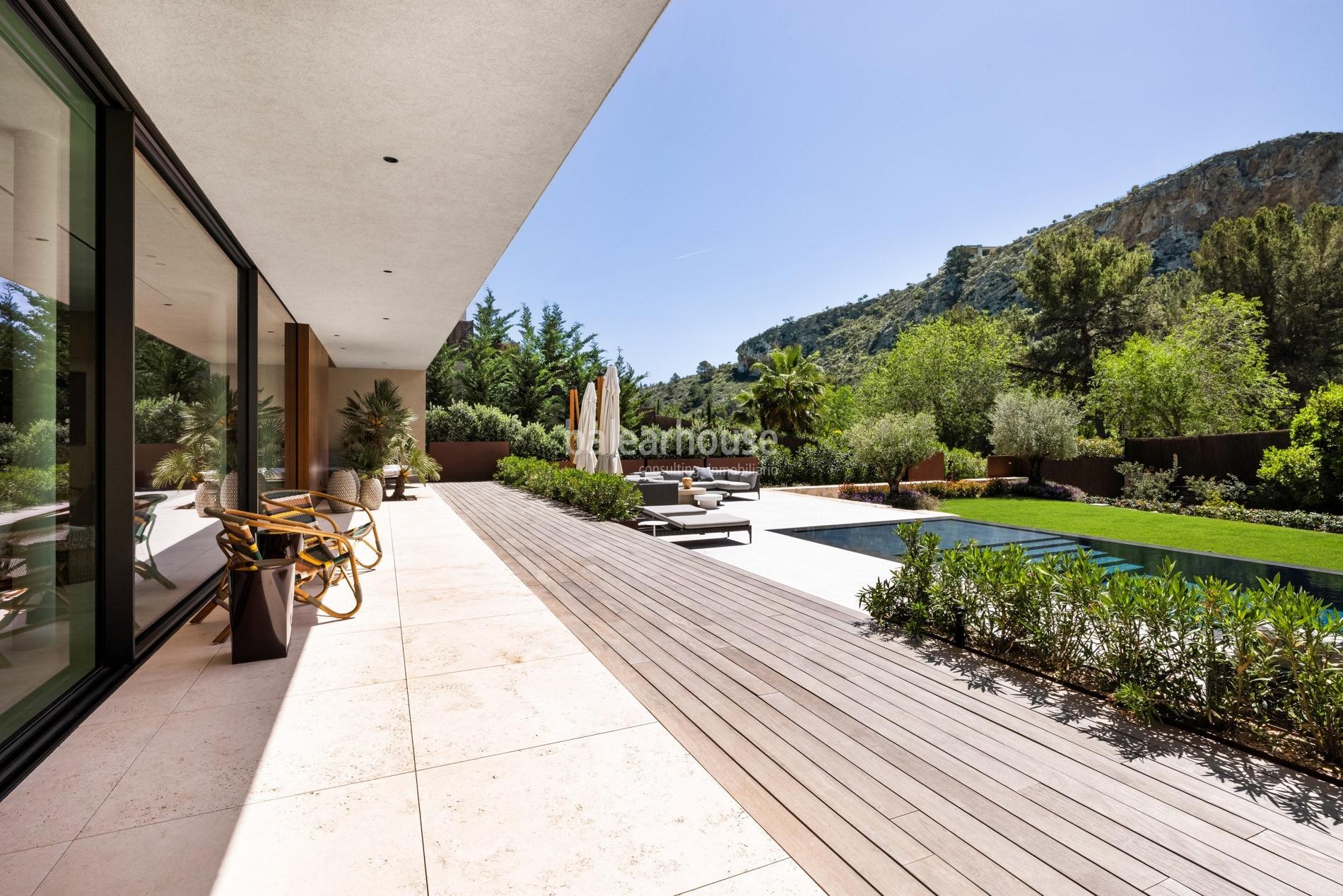 Diseño contemporáneo y conexión con el exterior en el entorno natural de Son Vida