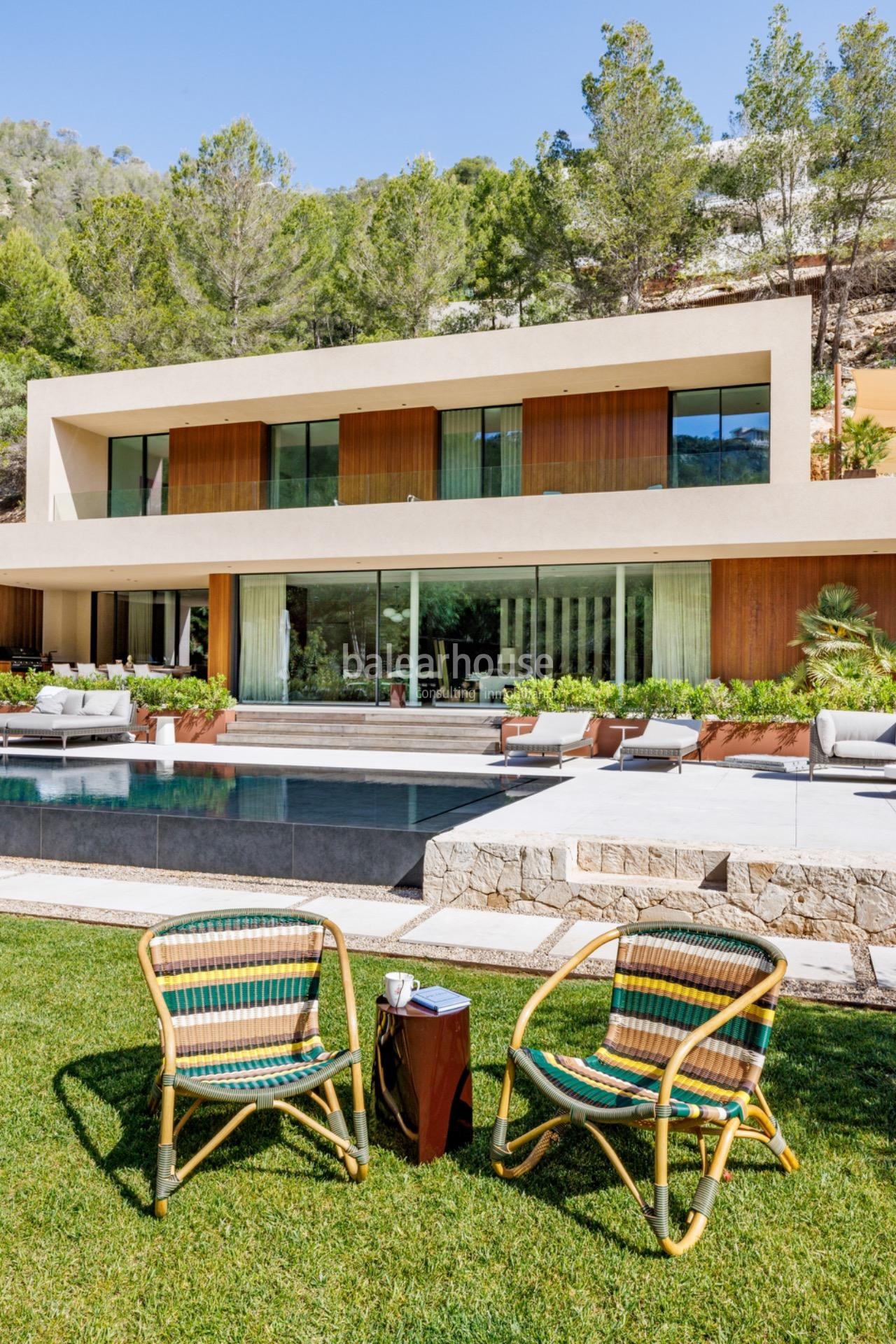 Diseño contemporáneo y conexión con el exterior en el entorno natural de Son Vida