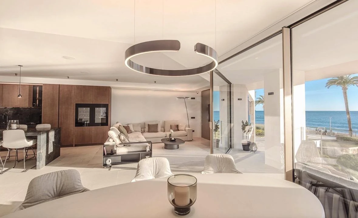 Premium-Design, lichtdurchflutete Räume und edle Materialien direkt am Meer in Portixol