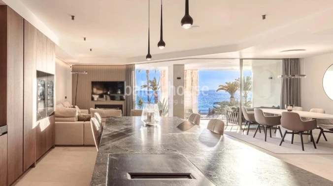 Premium-Design, lichtdurchflutete Räume und edle Materialien direkt am Meer in Portixol