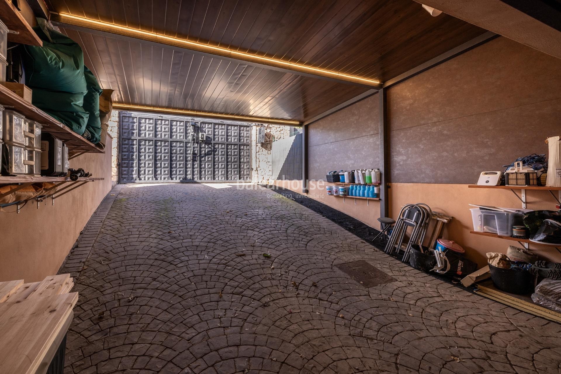 Contemporary Mediterranean Villa with Pool and Garden near the Beaches of Puig de Ros