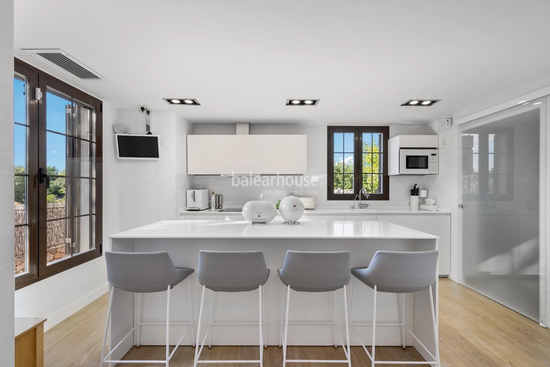 Contemporary Mediterranean Villa with Pool and Garden near the Beaches of Puig de Ros