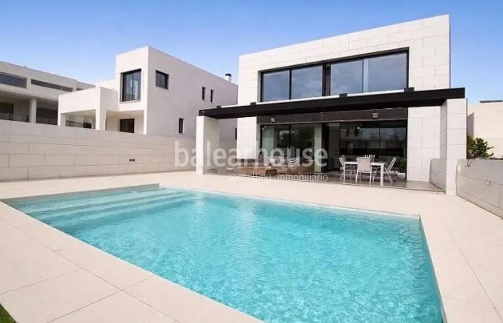 Moderne Designvilla mit Garten und Pool in der Nähe von Golfplätzen