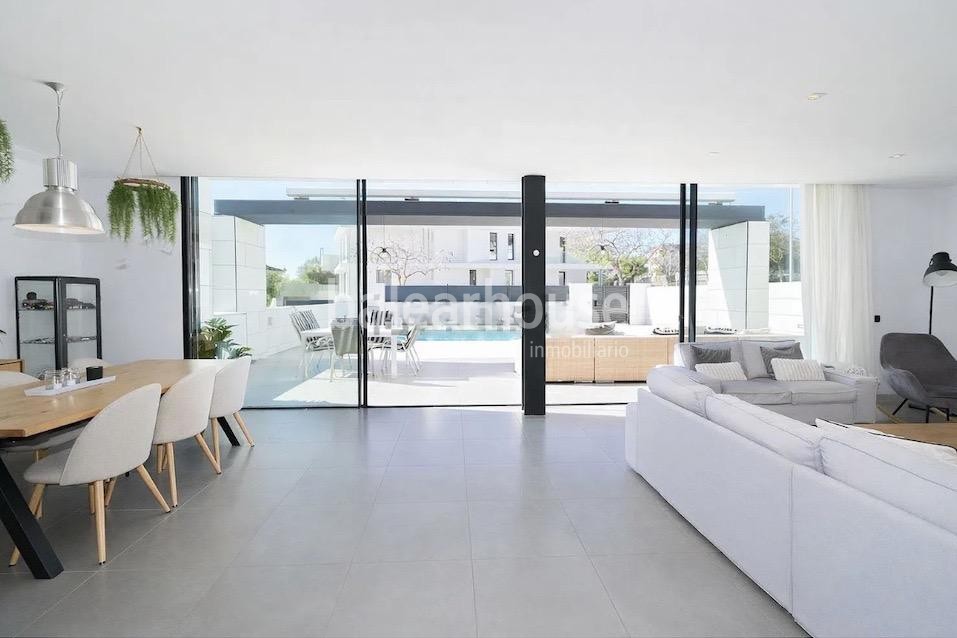 Moderne Designvilla mit Garten und Pool in der Nähe von Golfplätzen