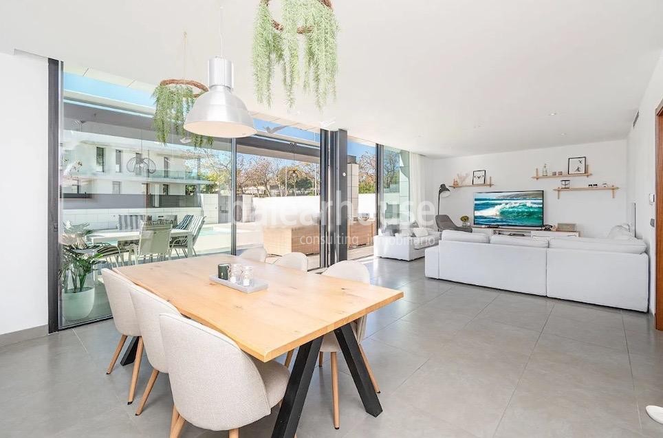 Moderne Designvilla mit Garten und Pool in der Nähe von Golfplätzen