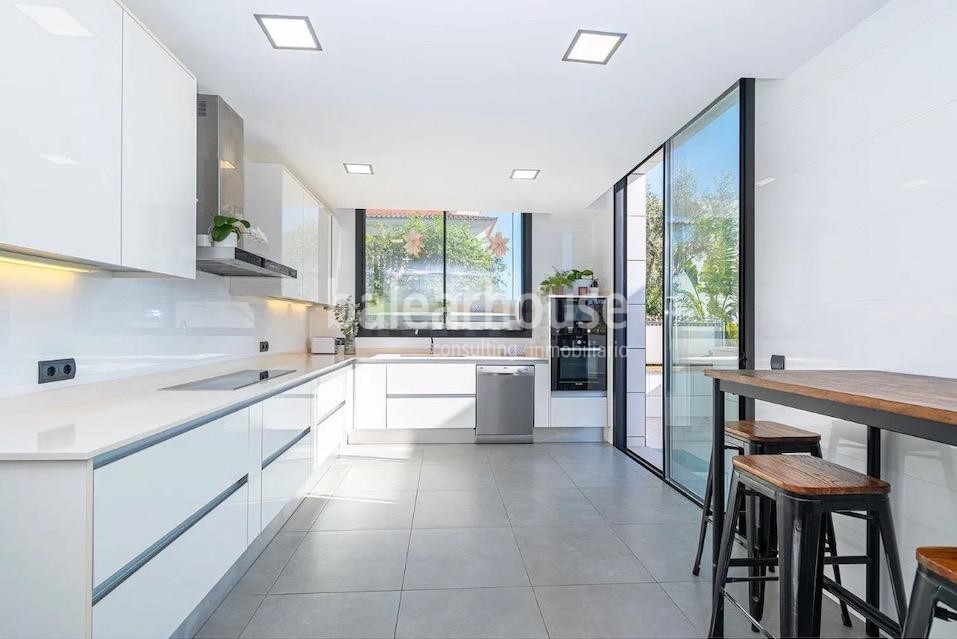 Moderne Designvilla mit Garten und Pool in der Nähe von Golfplätzen