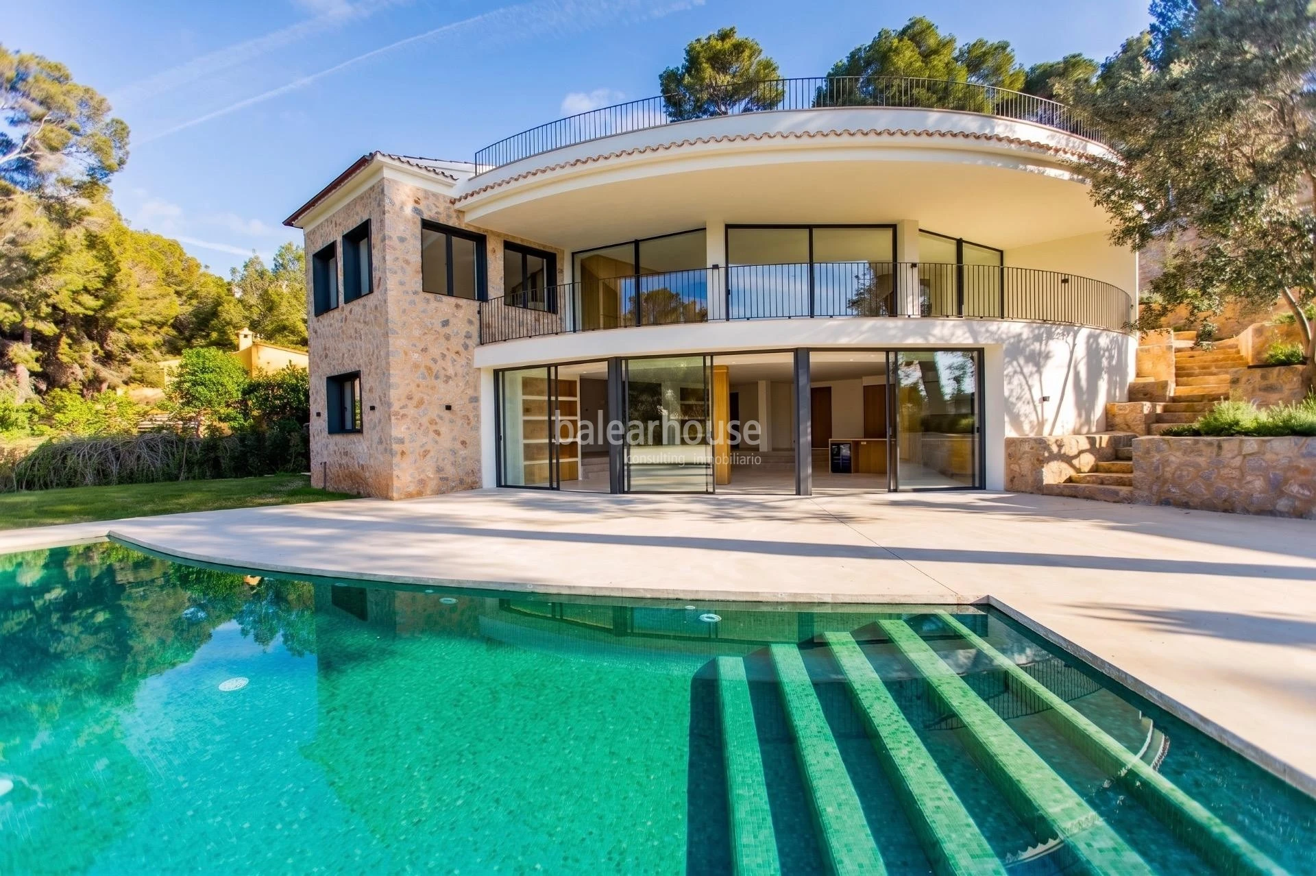 Mediterranean elegance and contemporary architecture near the sea in Santa Ponsa