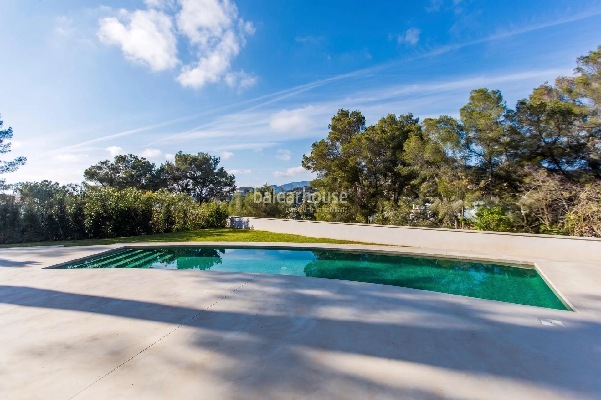 Mediterranean elegance and contemporary architecture near the sea in Santa Ponsa