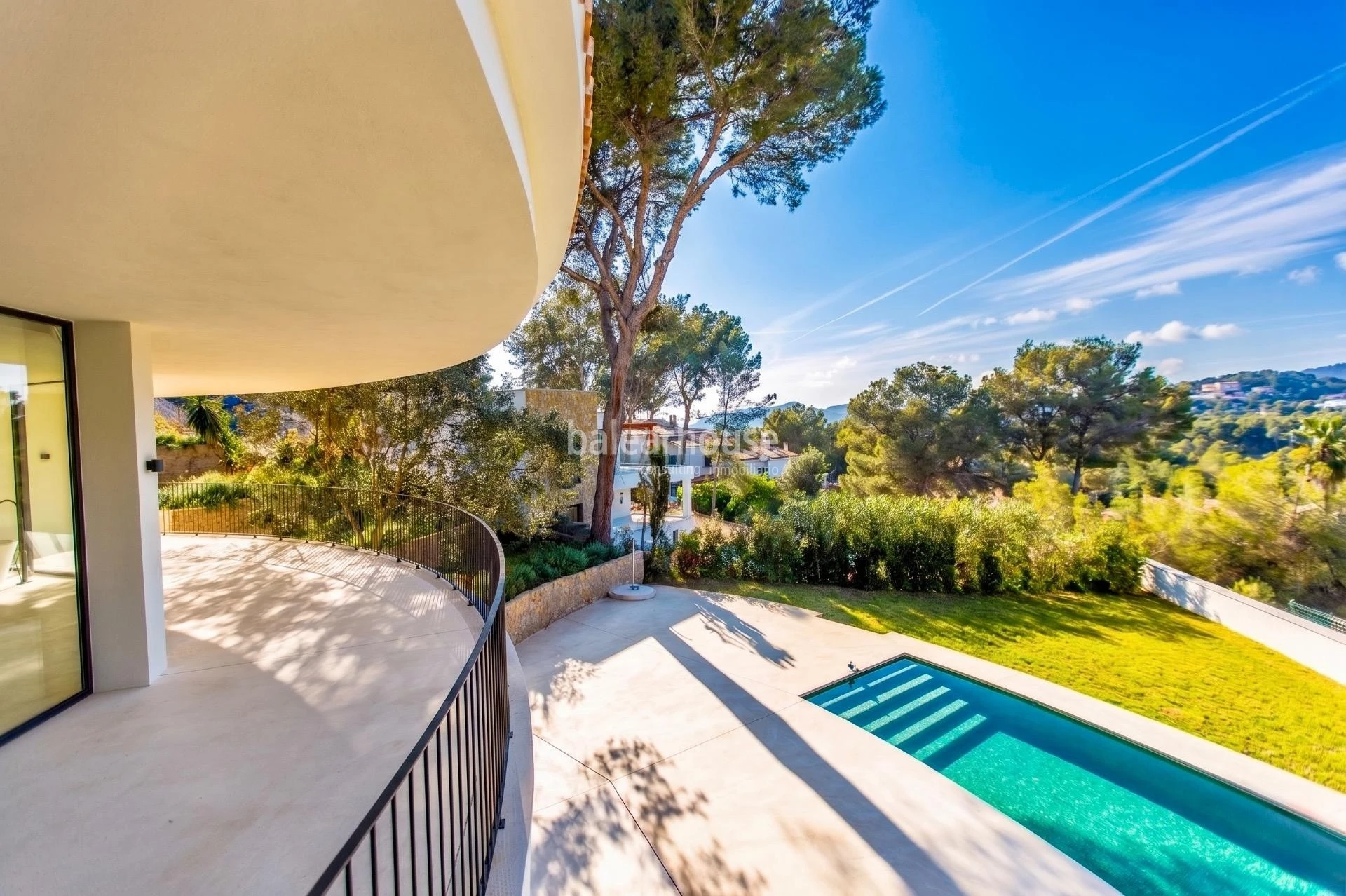Mediterranean elegance and contemporary architecture near the sea in Santa Ponsa