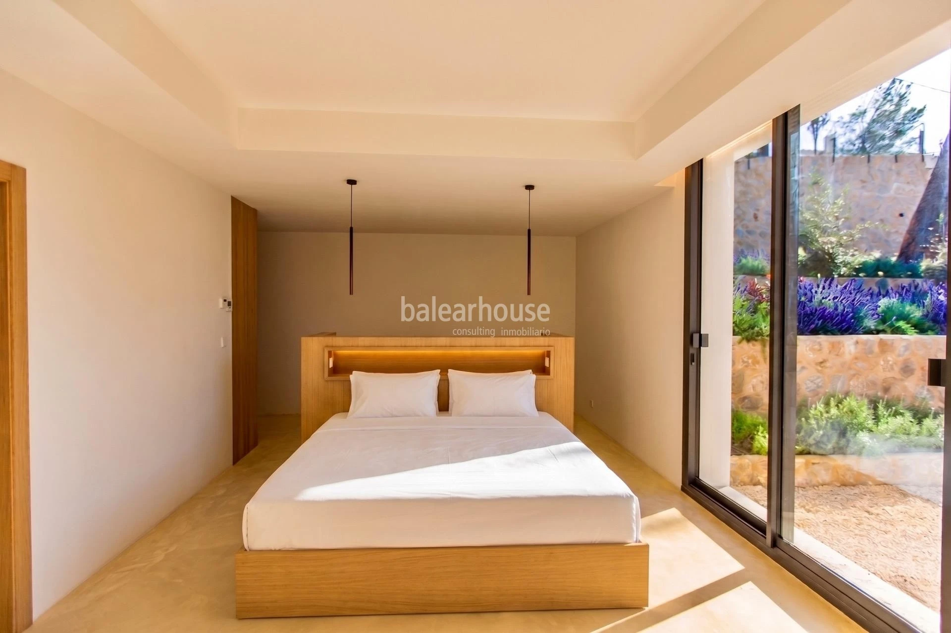 Mediterranean elegance and contemporary architecture near the sea in Santa Ponsa