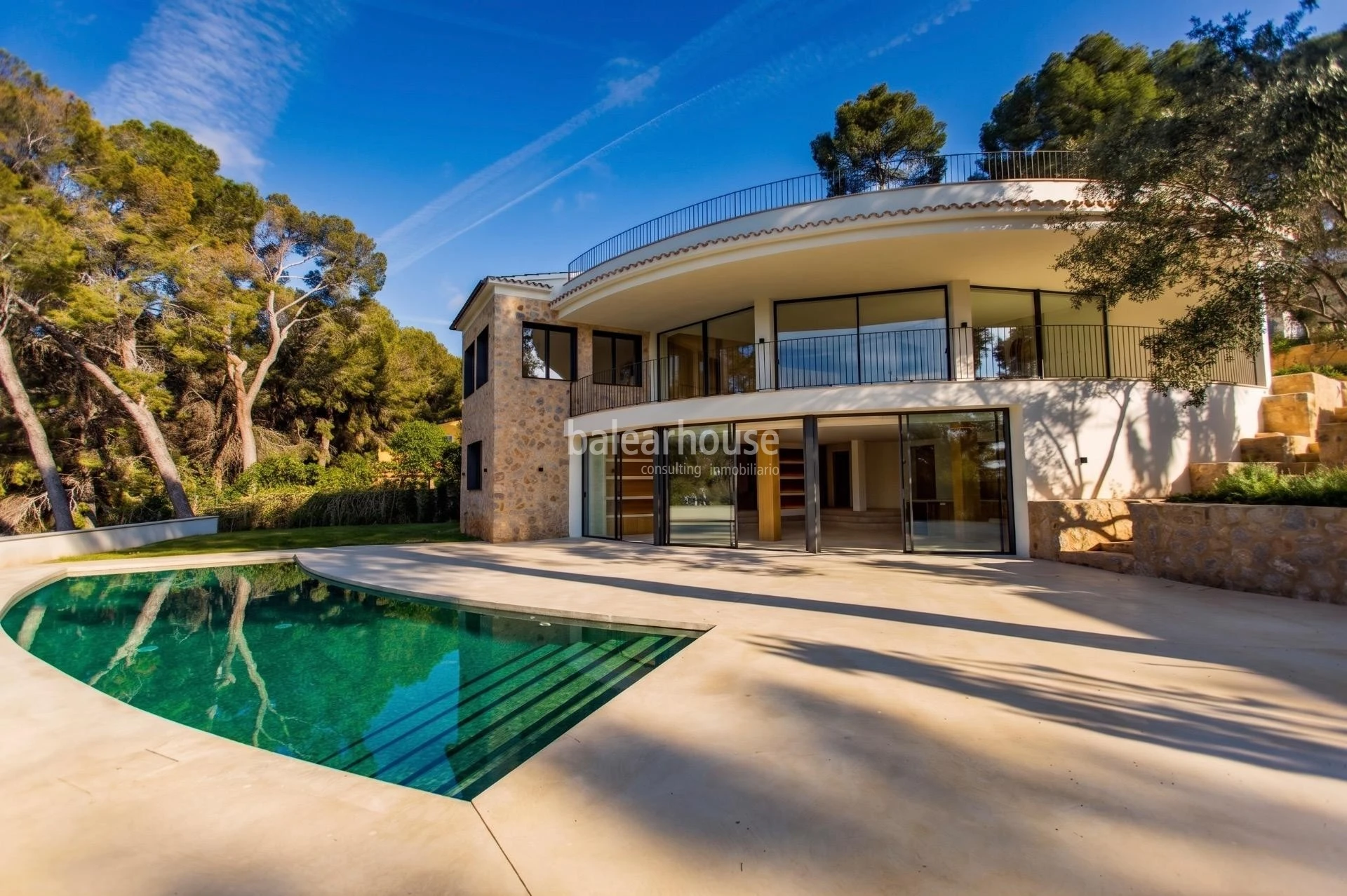 Mediterranean elegance and contemporary architecture near the sea in Santa Ponsa
