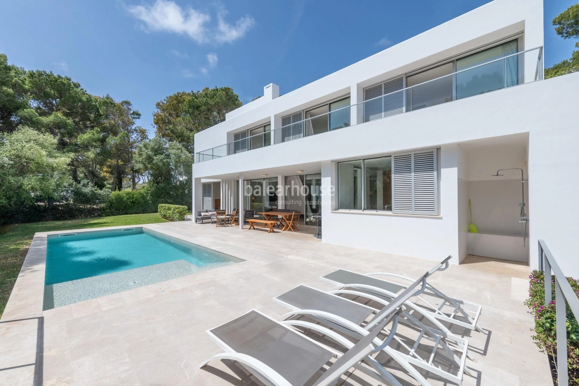 Villa de líneas contemporáneas junto a las aguas turquesas de Cala Gran, en el sudeste de Mallorca