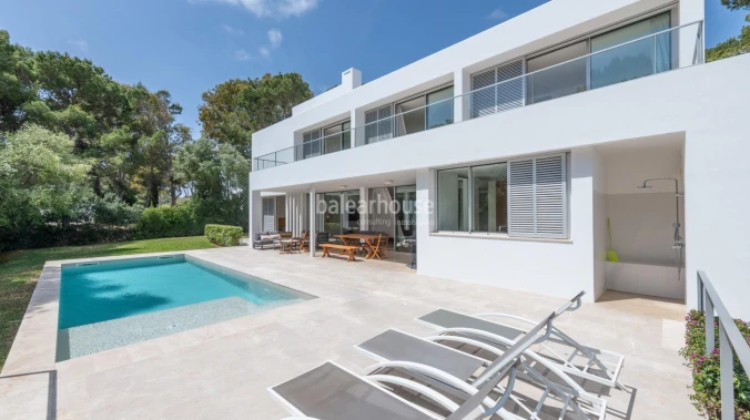 Contemporary villa just steps from the turquoise waters of Cala Gran in the southeast of Mallorca
