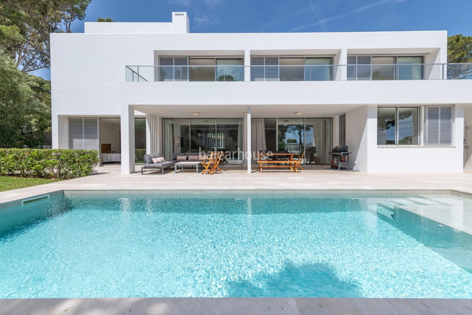 Villa de líneas contemporáneas junto a las aguas turquesas de Cala Gran, en el sudeste de Mallorca