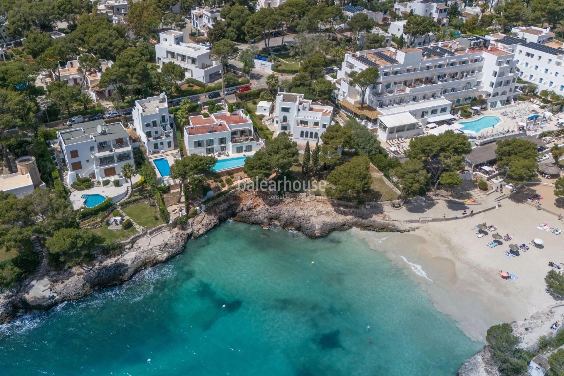 Villa de líneas contemporáneas junto a las aguas turquesas de Cala Gran, en el sudeste de Mallorca