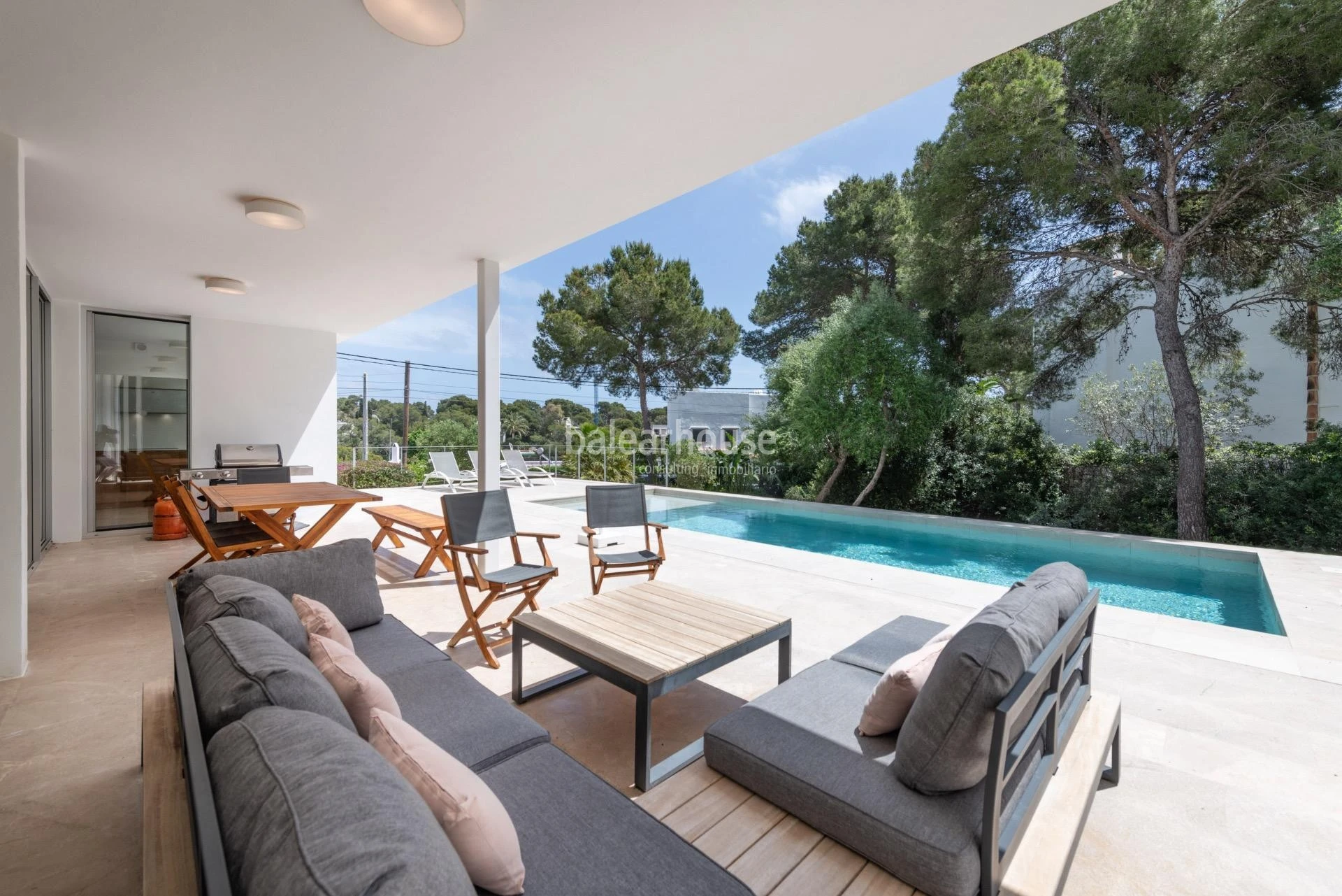 Villa de líneas contemporáneas junto a las aguas turquesas de Cala Gran, en el sudeste de Mallorca