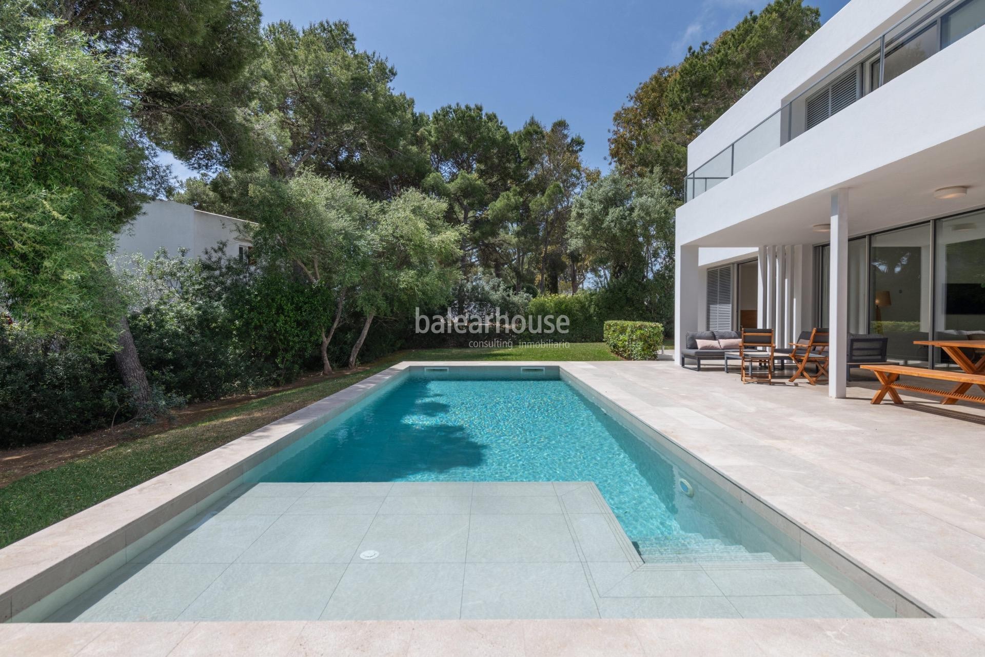 Zeitgenössische Villa an den türkisfarbenen Gewässern von Cala Gran im Südosten Mallorcas
