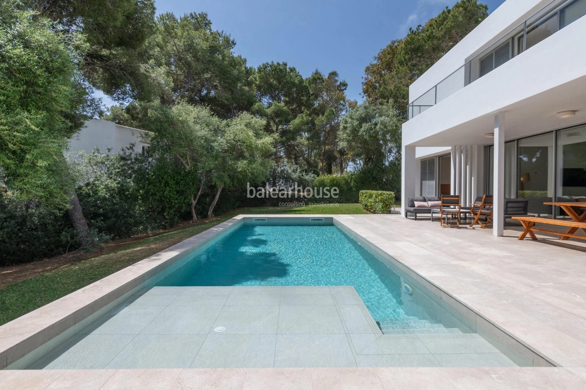 Villa de líneas contemporáneas junto a las aguas turquesas de Cala Gran, en el sudeste de Mallorca