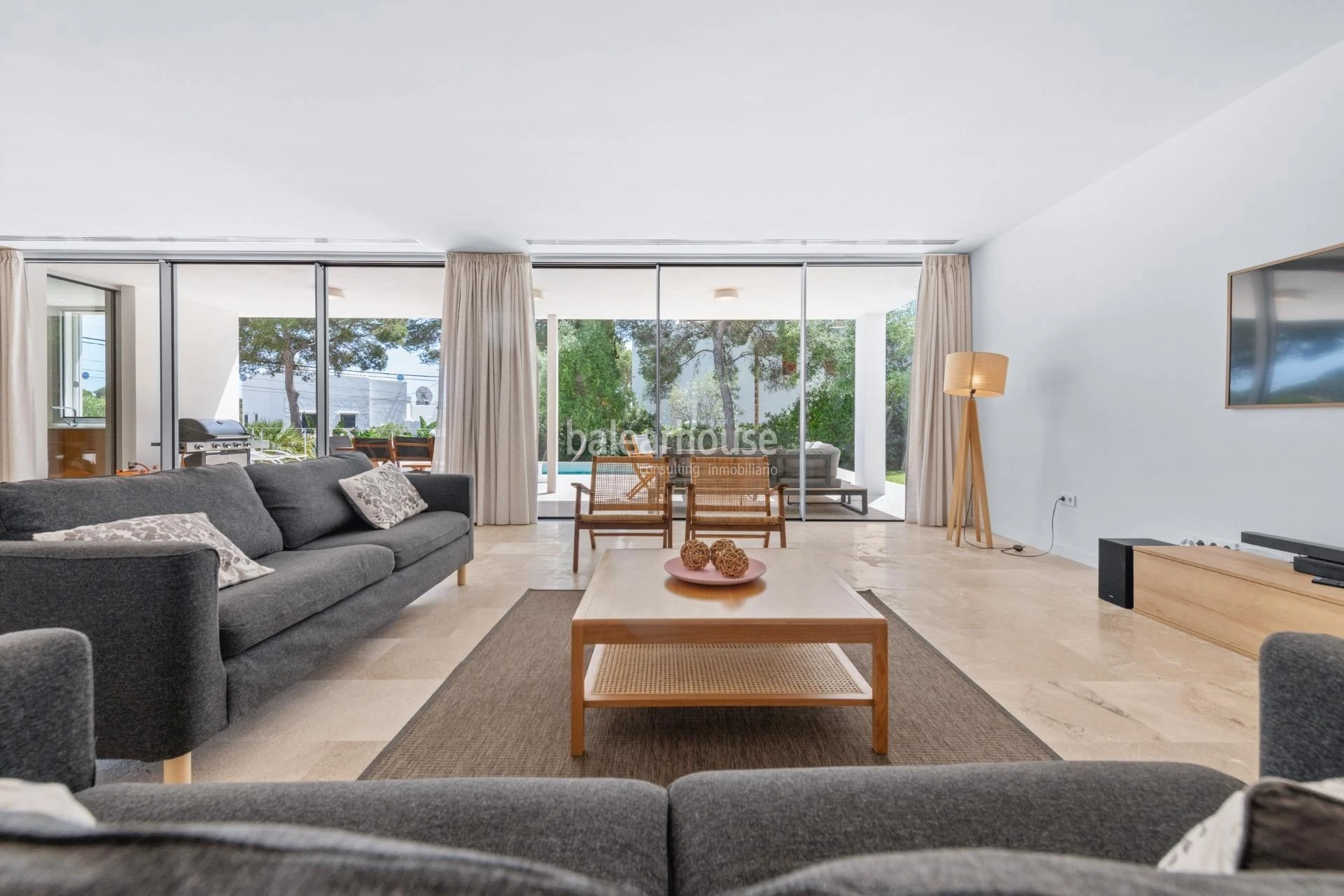 Villa de líneas contemporáneas junto a las aguas turquesas de Cala Gran, en el sudeste de Mallorca
