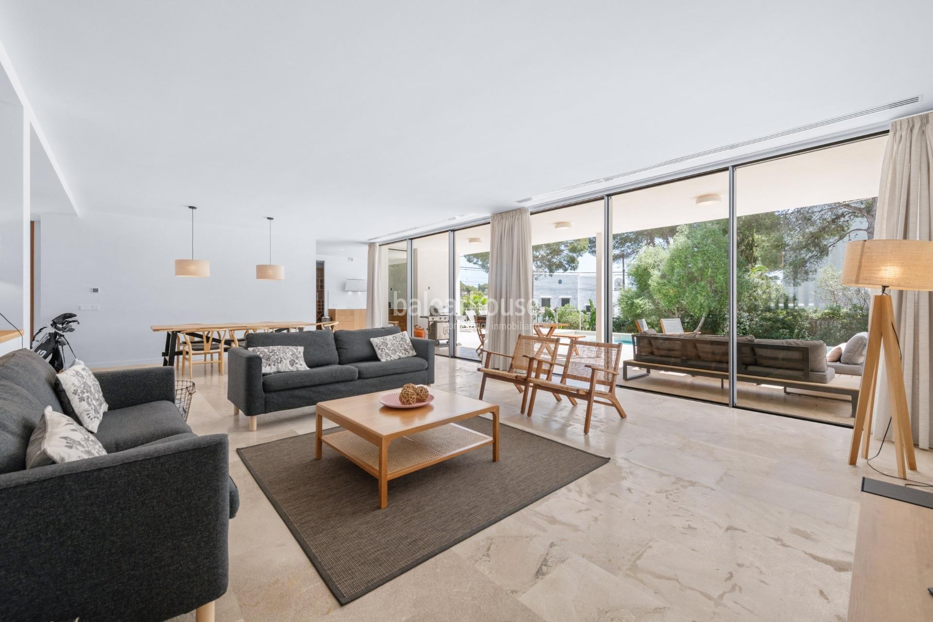 Zeitgenössische Villa an den türkisfarbenen Gewässern von Cala Gran im Südosten Mallorcas